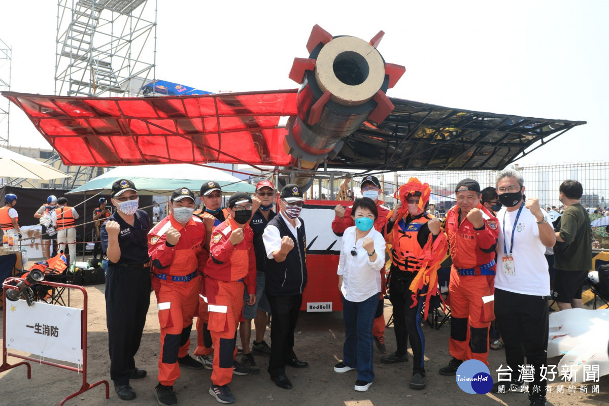 台中市豐原消防隊組隊報名「一生消防」，市長盧秀燕到場加油打氣。