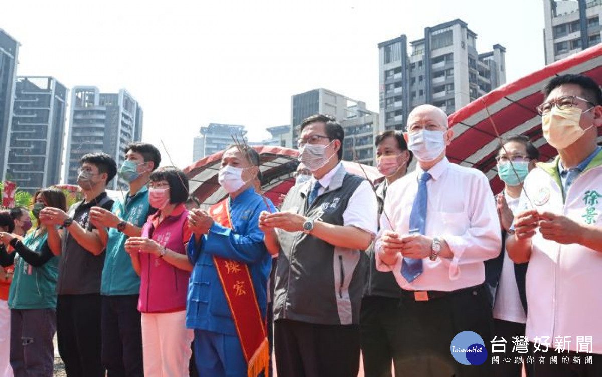 市長與來賓一同上香祈福。