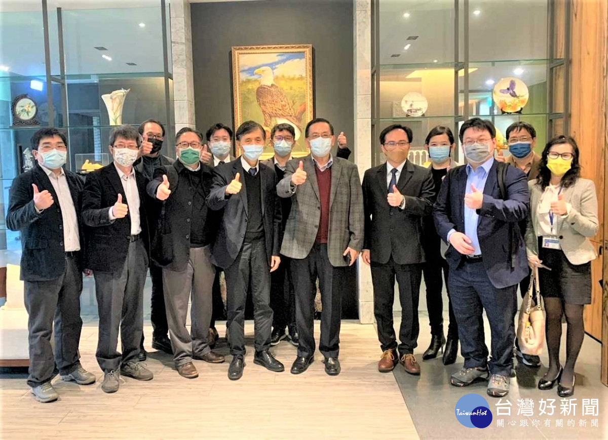 中原大學攜手企業培育半導體人才。(右二起:南方科技董事長陳怡然、合晶科技技術長李文中、合晶科技董事長焦平海、中原大學校長李英明、南方科技營運長王嘉業、中原大學理學院院長吳宗遠)