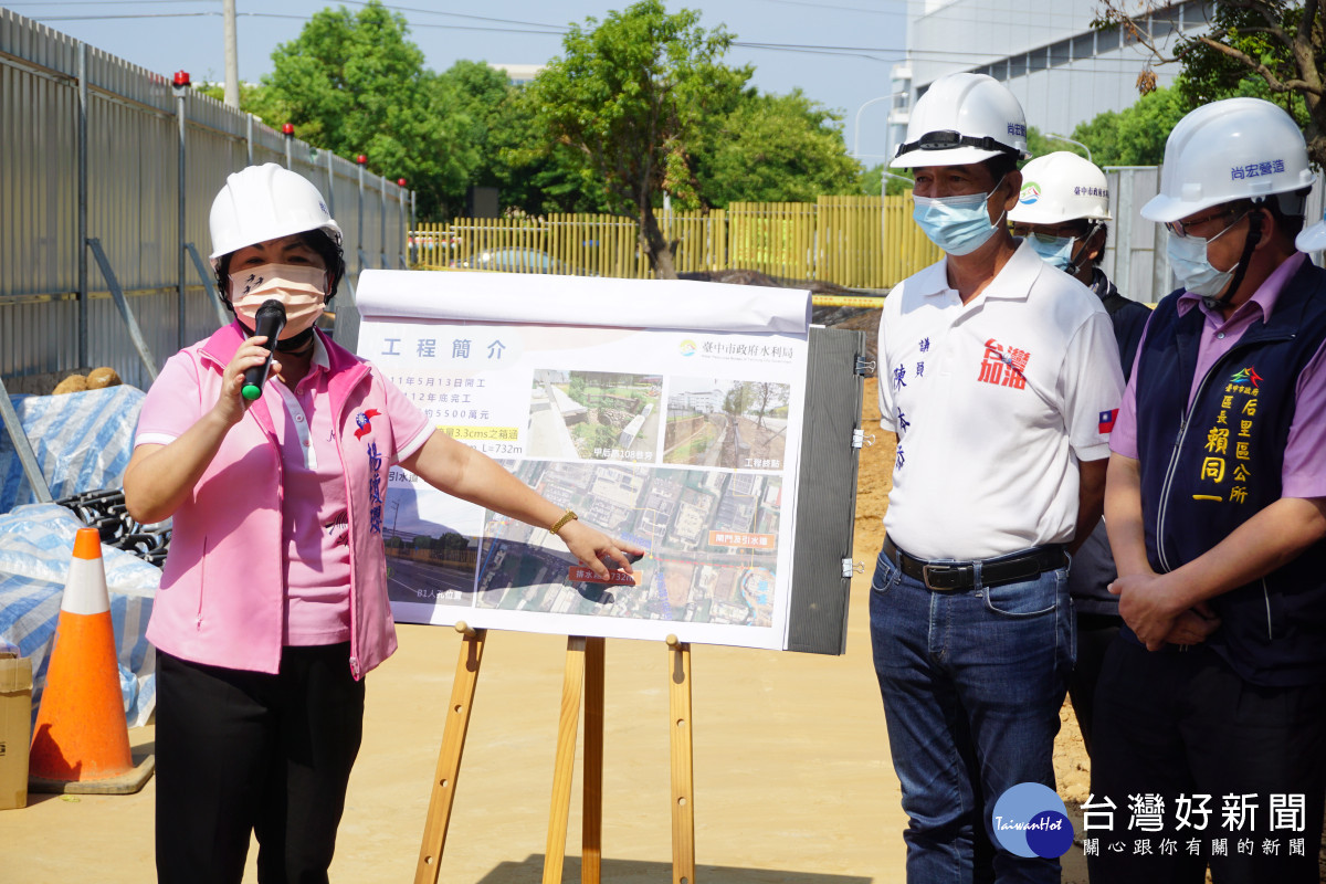 立委楊瓊瓔(左)、市議員陳本添(右二)現勘后科南路分流箱涵工程進度。