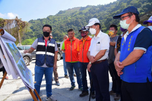 南投縣長林明溱前往投89線巡視沿線災修及道路改善工程進度及品質，林縣長聽取工程顧問公司簡報。