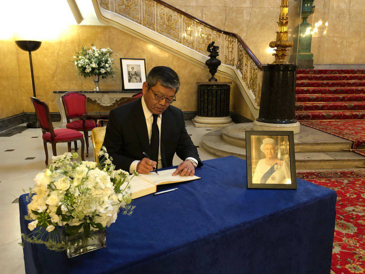 我國駐英國代表處謝武樵大使代表我國政府與人民在蘭開斯特府簽名留言致唁，表達我方對女王崇高敬意及哀悼。