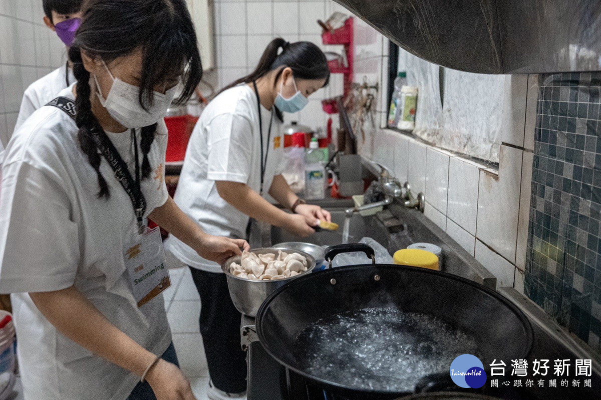 參與成年禮的學員們下廚為長輩烹煮水餃。