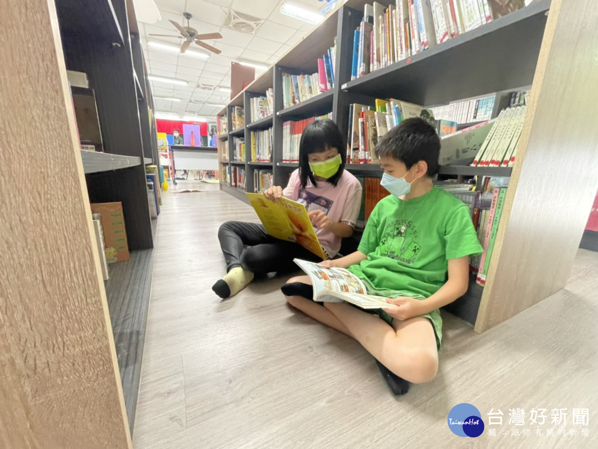 廣亮社會福利基金會捐贈德芙蘭國小優良讀物及書刊，鼓勵學童多閱讀以增長智慧。
