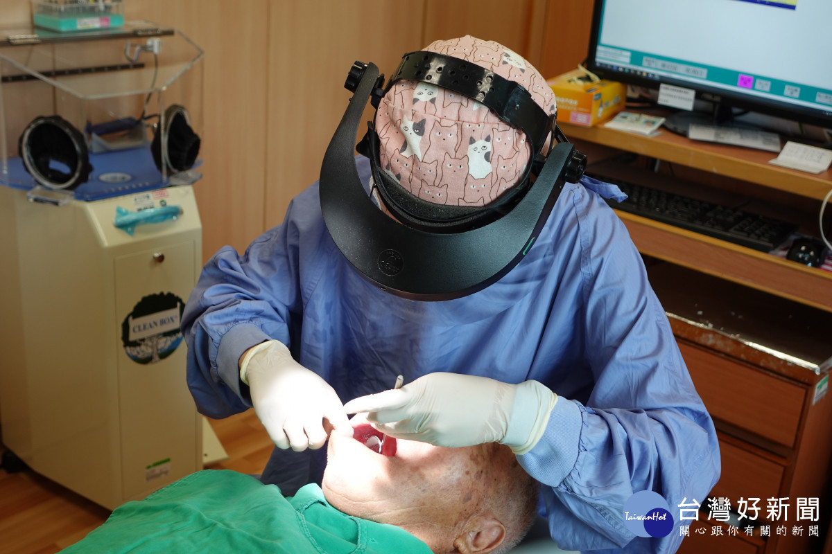 臺中慈濟醫院牙科醫林冠佩為病人的全口假牙印製初模。