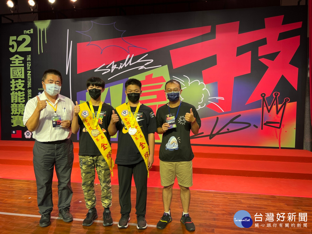 溪南國中陳冠璋、李亦超勇奪第52屆全國技能競賽青少年組機器人職類金牌。