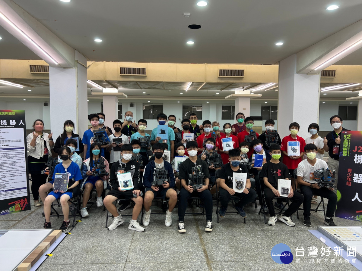 溪南國中陳冠璋、李亦超勇奪第52屆全國技能競賽青少年組機器人職類金牌。