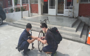 東和派出所設有「腳踏車打氣站」，許姓員警及時替民眾解圍／警方提供