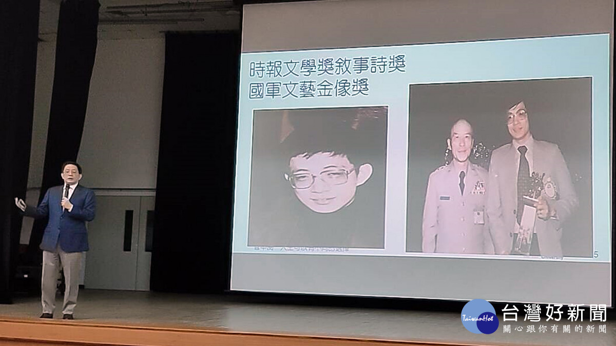 管中閔在服役時獲國軍文藝金像獎並與當時的總政治作部主任王昇將軍合影