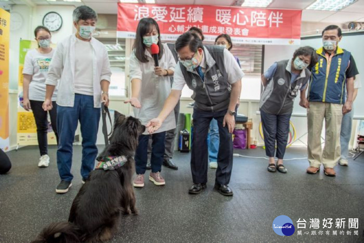 鄭市長表示，心輔犬與自閉症學員互動、遊戲，是非常溫暖的治療方式。