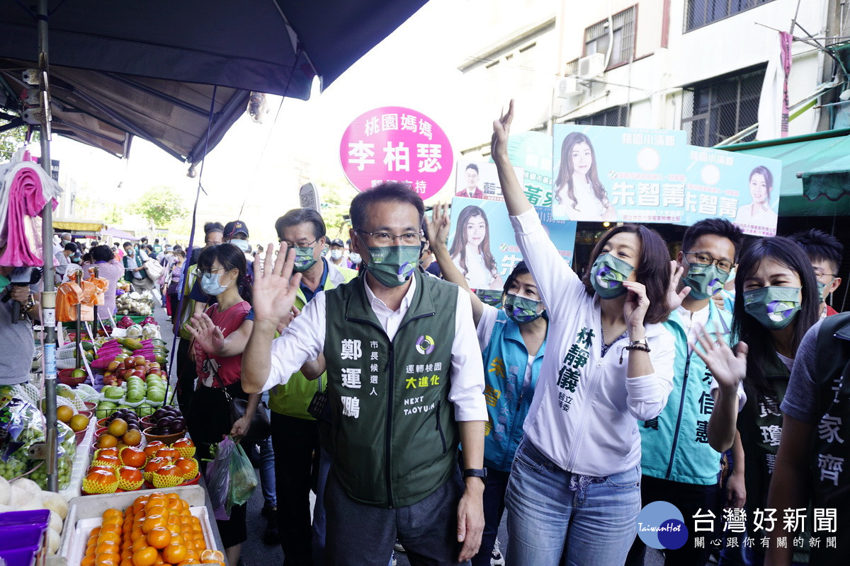民進黨立法委員林靜儀陪同鄭運鵬在南門市場掃街拜票爭取支持。