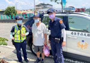 半山派出所警員幫助老先生送返家避免大中午中暑。（南投分局提供）