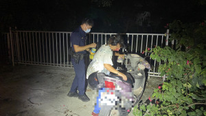 婦人機車拋錨無法上班，警方急救援/李光揚翻攝