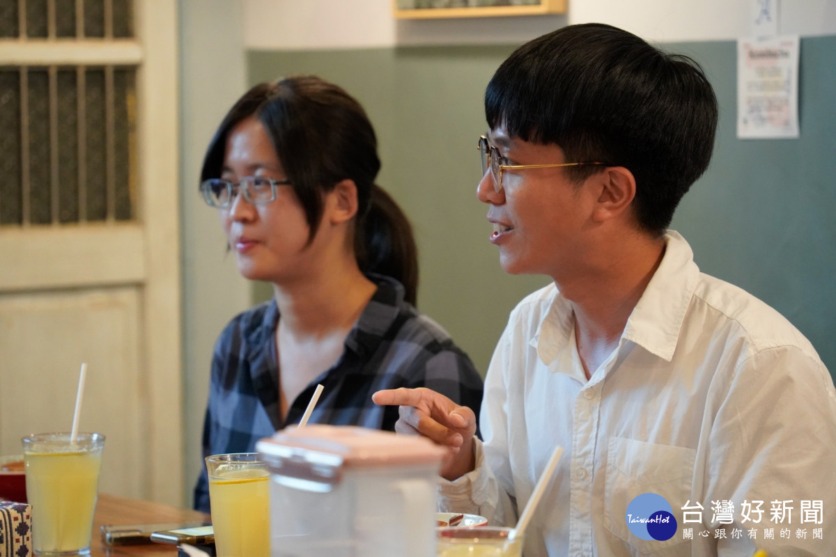 台灣青年民主協會理事長張育萌（右）秘書長李欣（左）