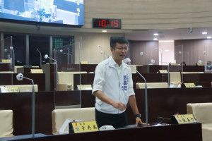 張嘉哲議員關切垃圾處理及廠商問題。（記者扶小萍攝）