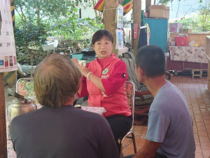 民進黨南投縣長候選人蔡培慧前往國姓鄉九份二山921震災區，與留在當地務農、販售農產品的居民交流。
