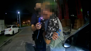 ▲警方當場對渠進行酒測，經檢測尤男酒測值超標。