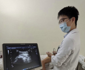 復健科張憲伯醫師藉由超音波設備輔助下精準進行增生療法注射。