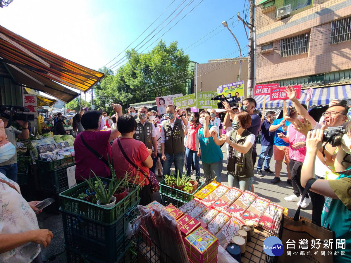 鄭運鵬埔心市場拜票，受到楊梅鄉親的熱情歡迎。