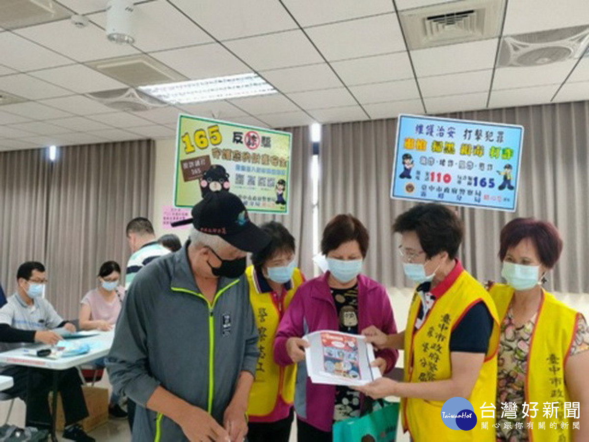志工向長者宣導。林重鎣