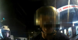彭男即情緒失控對警咆哮並辱罵三字經。
