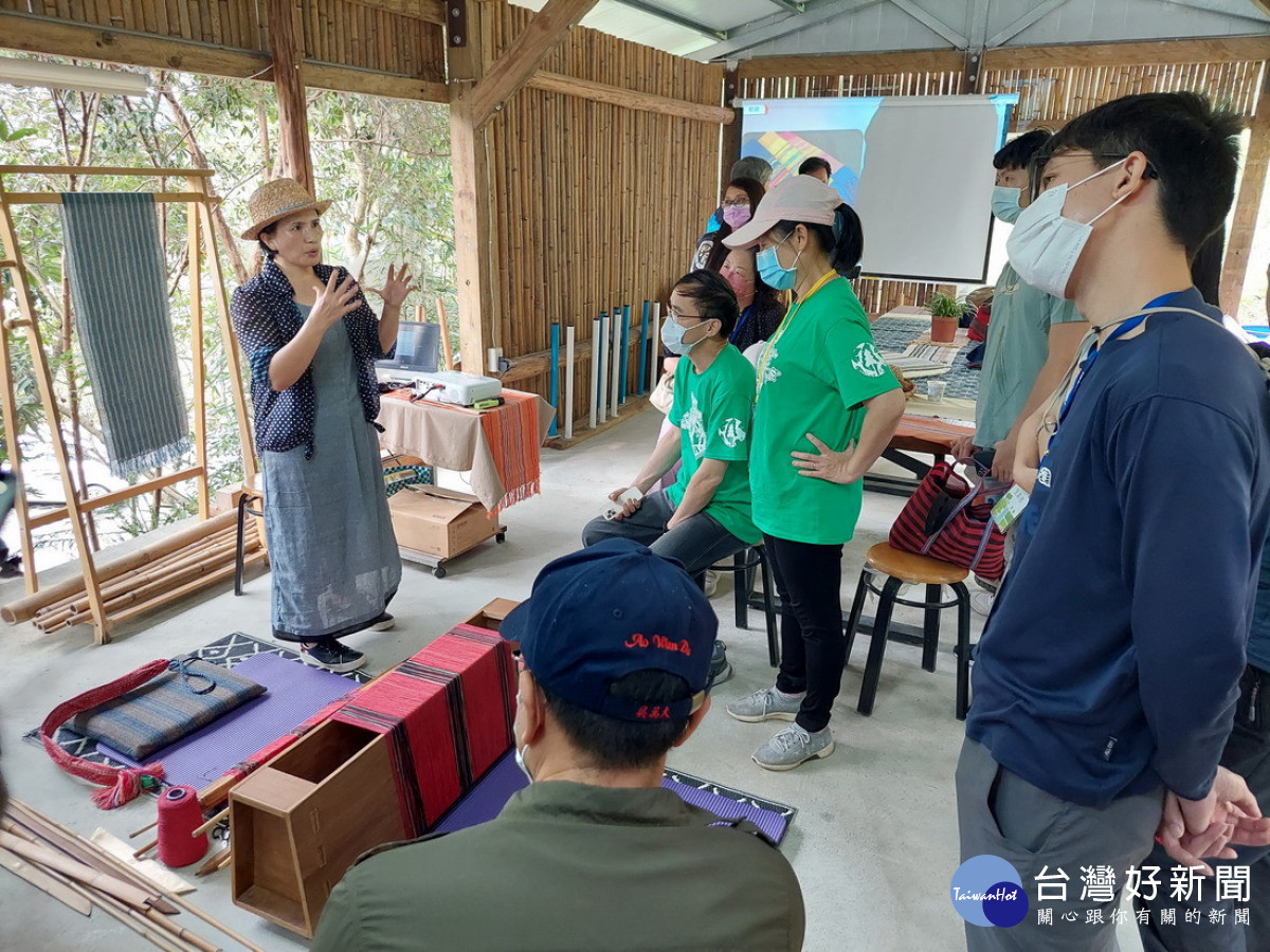 里山織色纖維工坊何珍襄織女分享編織文化（圖片/南投林管處提供）