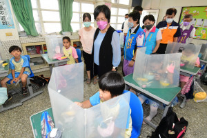 埤頭國小「榕仔博士」遊戲場啟用，啟用典禮結束後，王惠美到教室內關心學童營養午餐菜色及用餐情形。圖／記者鄧富珍攝