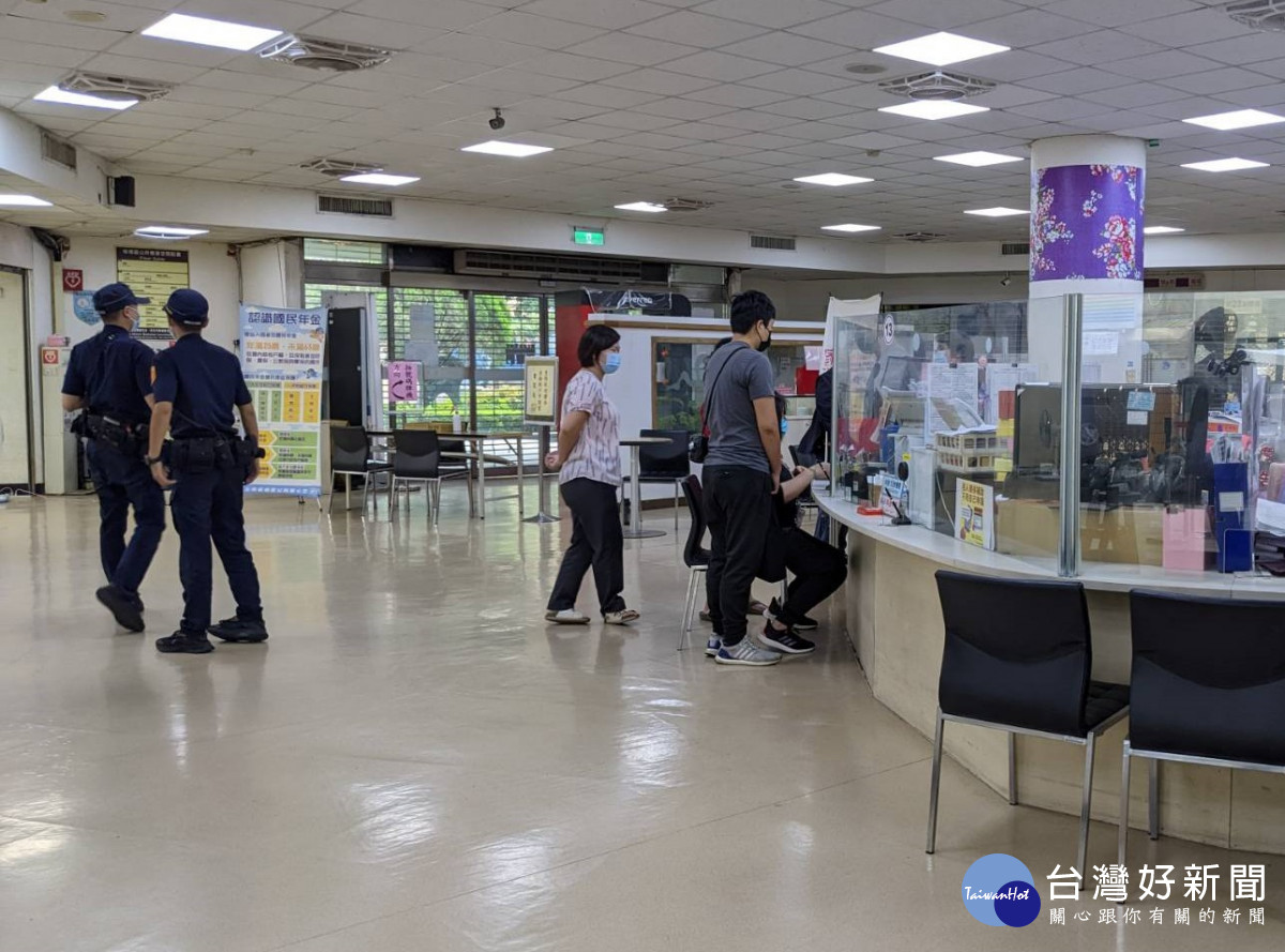 重陽敬老金發放　板警戒護宣導防詐反賄