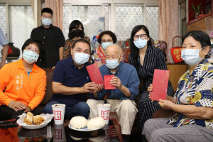 新北市長侯友宜今（24）日由社會局長張錦麗、永和區長陳怡君等陪同前往永和人瑞張子忠住處訪視，致贈重陽禮金2萬元及蘋果禮盒、坪林有機茶包