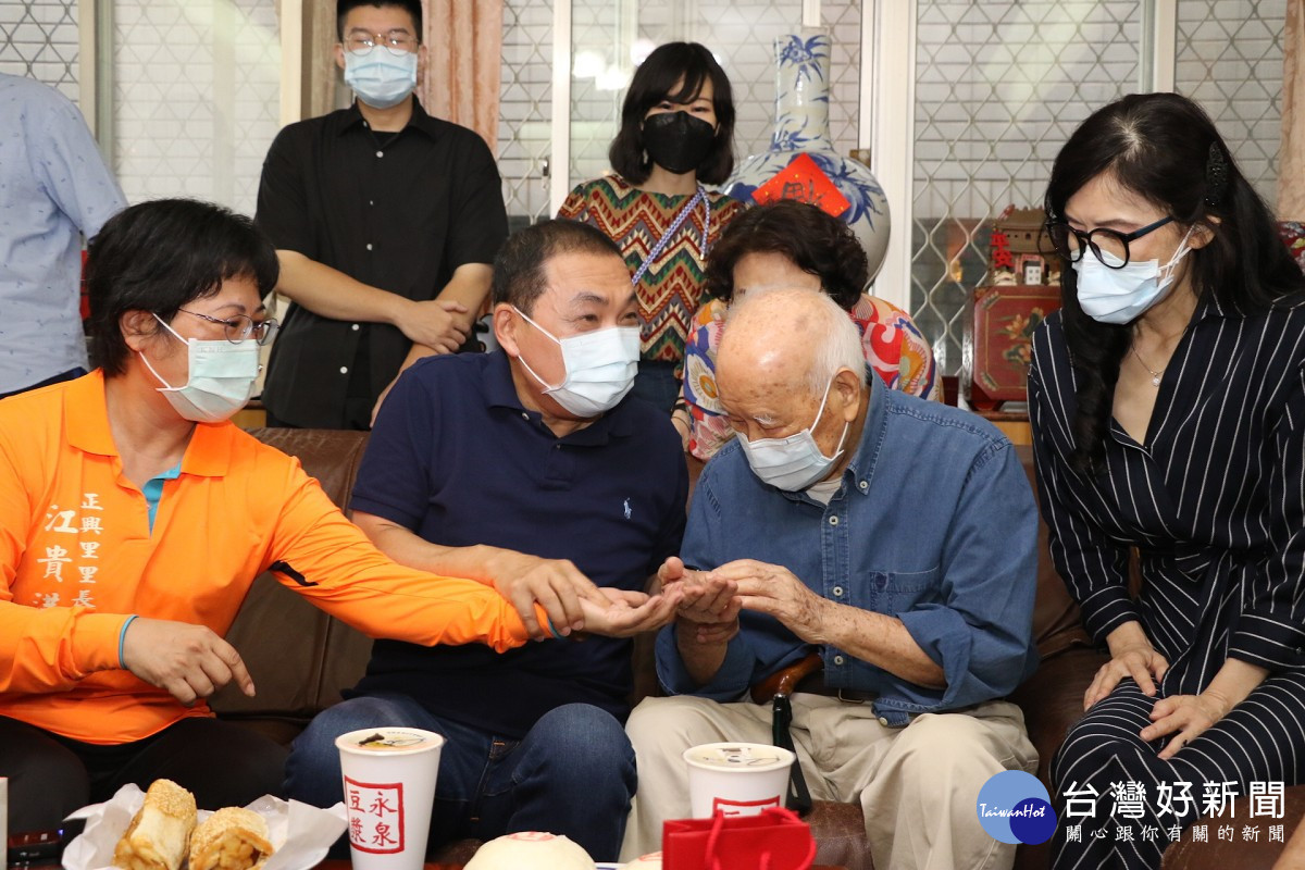 侯友宜訪視永和人瑞張子忠　致贈重陽禮金2萬元及蘋果禮盒