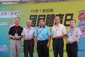 陳副縣長頒獎表揚特殊貢獻獎。（記者扶小萍攝）