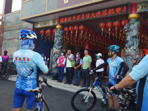 雙冬紫雲宮主委李坤山致意。
