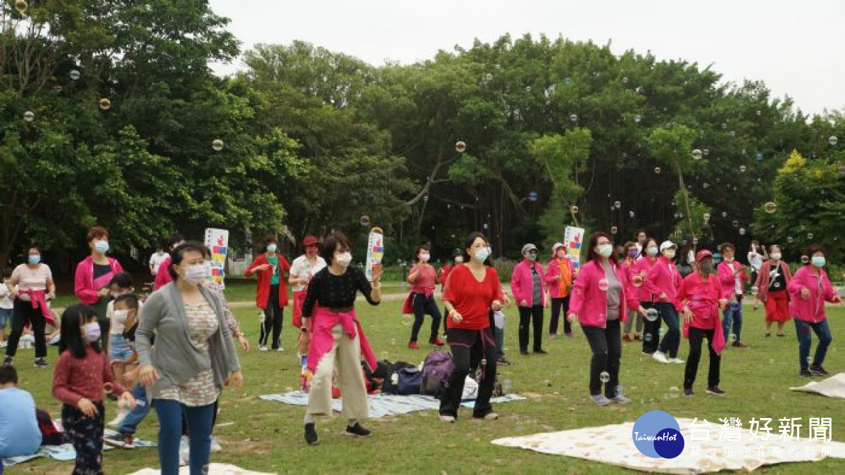 參加活動的民眾跟著共下寮健身的老師跳健身舞與非洲舞蹈。<br />
<br />
