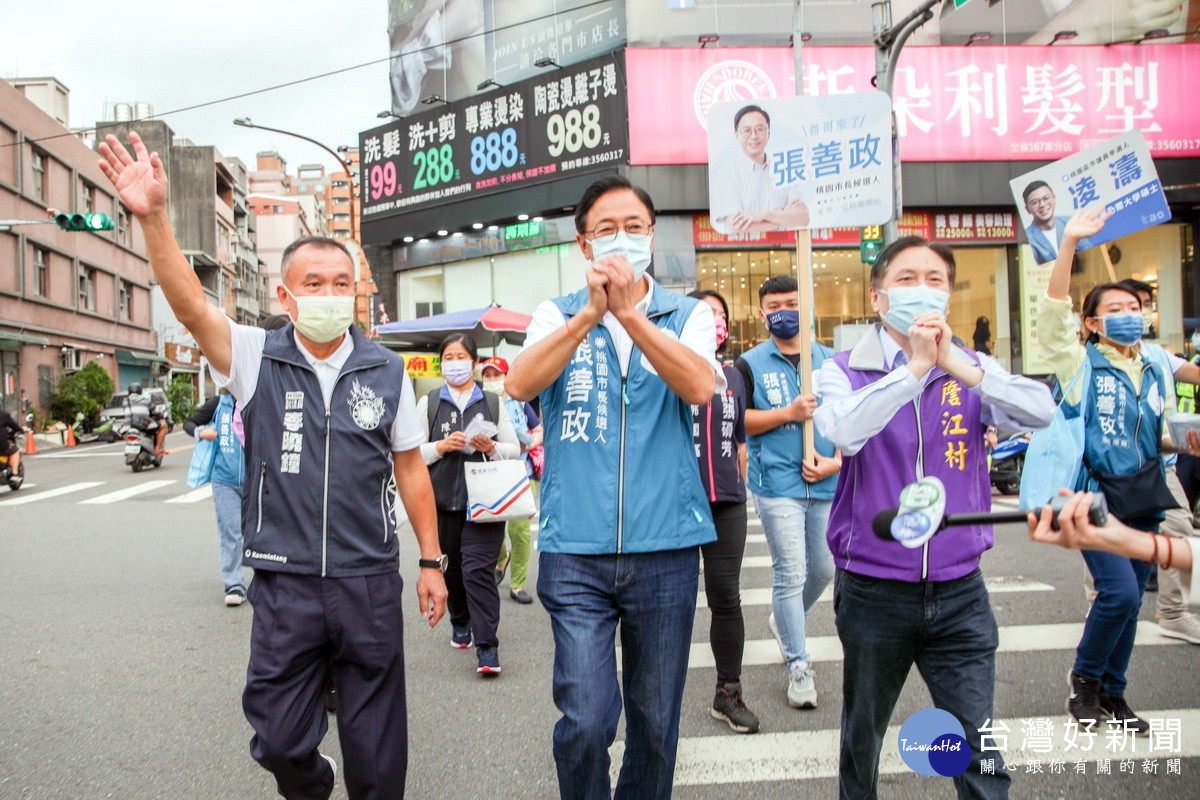 國民黨桃園市長參選人張善政在立委萬美玲，桃園市議會副議長李曉鐘等人陪同中前往同安黃昏市場掃街拜票。