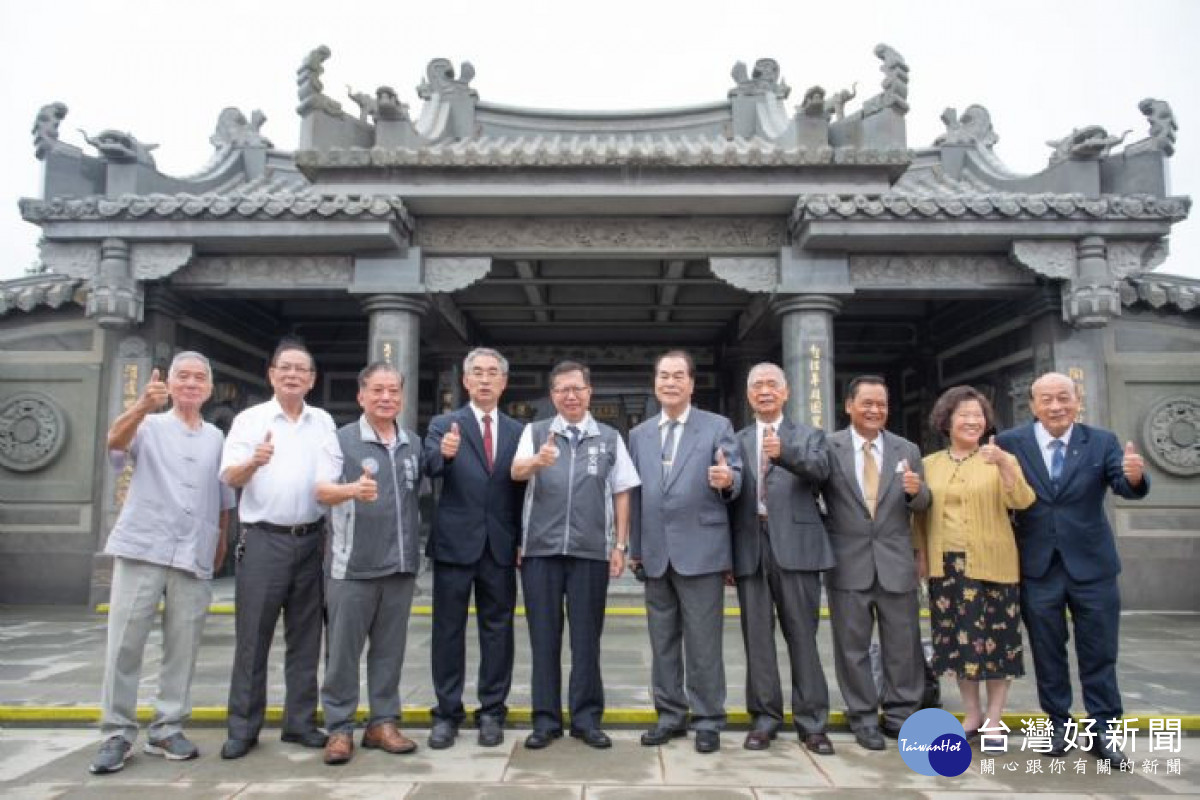 市長與范姜宗親合照。