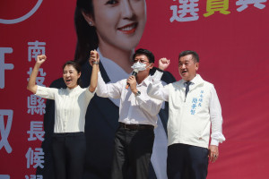 臺南市長候選人謝龍介出席推薦簡景賢與許淑華期許共同為草屯努力。（記者扶小萍攝）