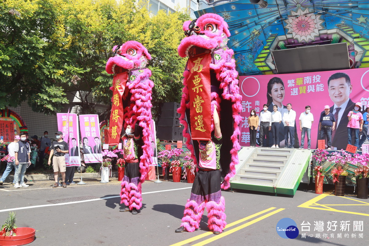 祥獅預祝許淑華簡景賢旗開得勝高票當選。（記者扶小萍攝）