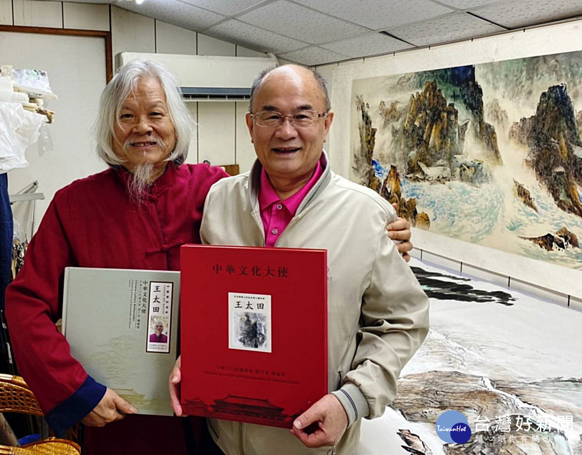 獲國父紀念館頒發表揚資深傑出教師       濤音大師王太田桃李滿天下（王太田和前桃園市前蘇家明合影）