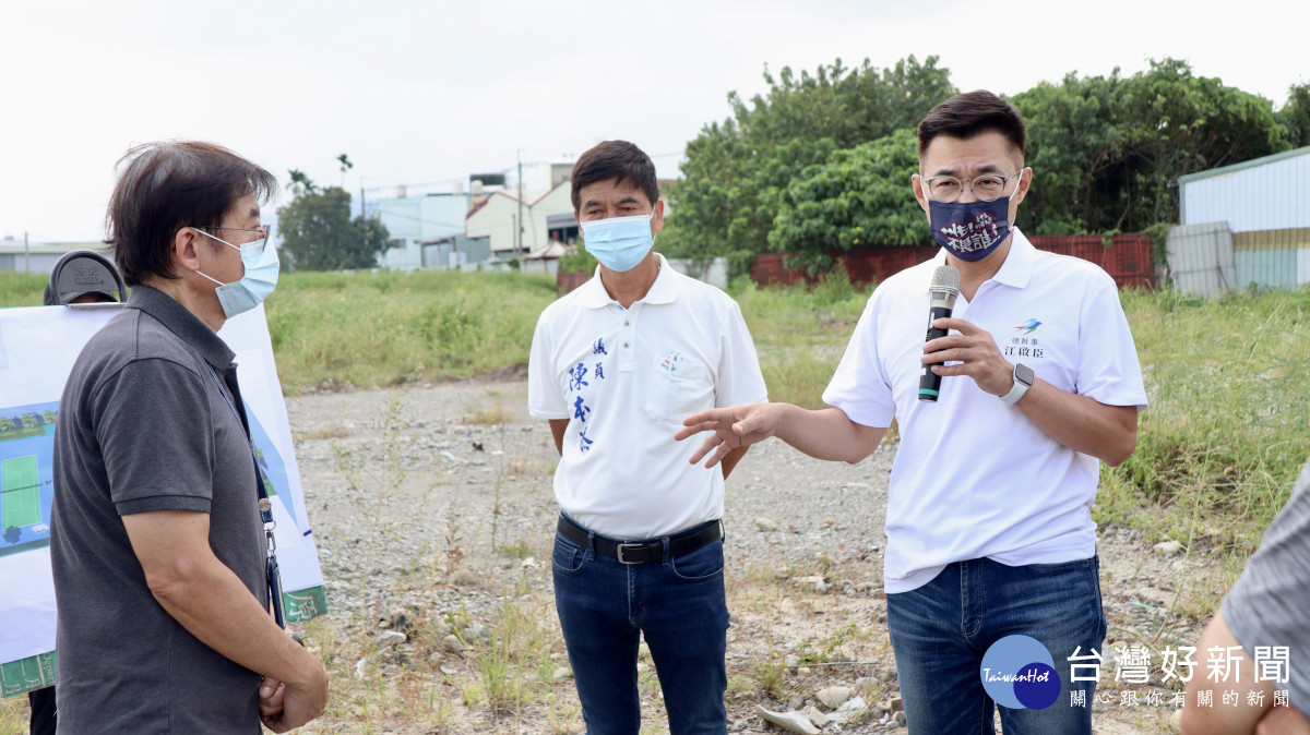 立委江啟臣(右)與台中市議員陳本添(中)爭取1600萬元經費，於「文高一」用地興建網球場。