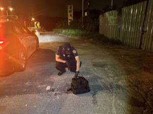 男子遺失背包急忙求助警所，龍潭暖警暗夜積極協助找回。