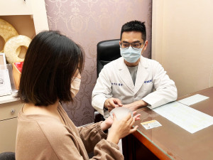 整形外科邱大睿醫師為民眾解說隆乳前注意事項。