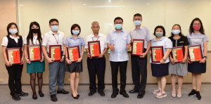 嘉義縣郵局、農會等金融機構及超商員工共10人成功阻詐獲表揚／警方提供