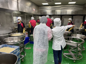 台中市食品藥物安全處抽驗325件校園午餐，其中1件「榨菜」檢驗出食品添加物超標。