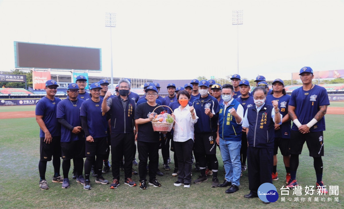 台中成棒隊積極備戰2022爆米花棒球聯盟賽，市長盧秀燕致贈水果禮盒，祝福強棒出擊、勇奪佳績！