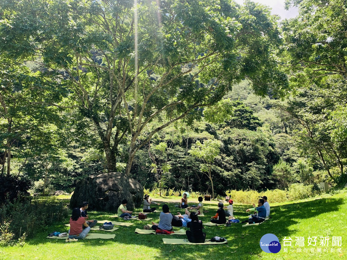 八仙山「聊癒森心」活動,透過芳療瑜珈邁向更健康的自己(八仙山自然教育中心攝)