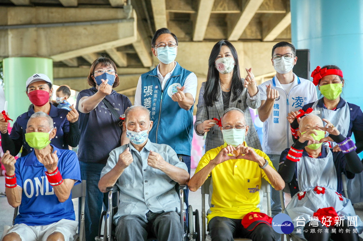 國民黨桃園市長參選人張善政出席龍崗社區百歲人瑞曾培靈爺爺慶生活動。