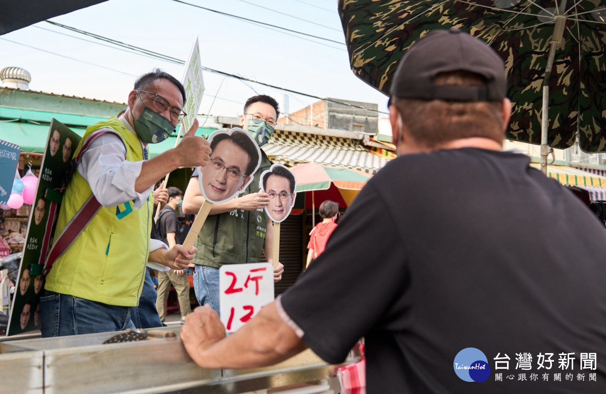 阮昭雄「背」鄭運鵬大園拜票超吸睛，林飛帆大讚有創意。