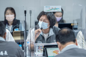 社會局長鄭貴華說明經濟弱勢家戶照顧方案。