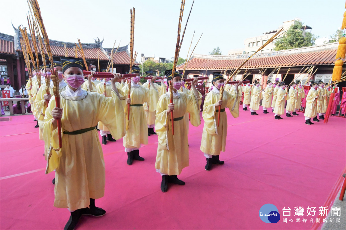 彰化縣循古禮獻六佾舞舉行祭孔大典。圖／化縣政府提供