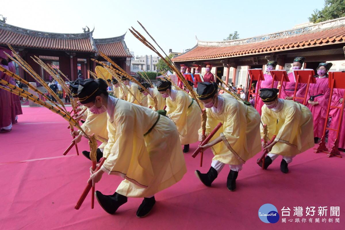 彰化縣循古禮獻六佾舞舉行祭孔大典。圖／化縣政府提供